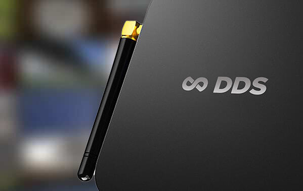 DDS广告机可以取代传统布告栏，节省纸张应用，空间运用更为弹性，成为教育机构的信息传递中心。DDS广告机不仅是最新的行销利器，还可宣扬企业文化与组织精神，表扬优秀员工，凝聚团队向心力。且近来少子化问题日益严重，学生人数逐渐下降，再加上十二年国教上路，教育市场必定掀起一番波澜。在高度竞争的教育市场里，DDS广告机绝对是第一首选的宣传好帮手。