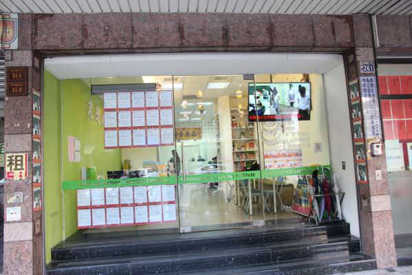 DDS廣告機應用在知名補習班，宣傳補習班