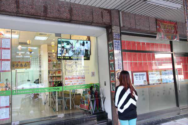 DDS廣告機架設在知名補習班門口，吸引路人圍觀