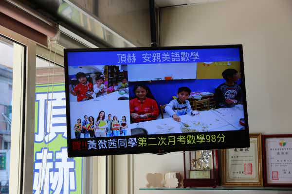 DDS廣告機架設在知名補習班櫃台後方，考試成績不錯學生可以上電視