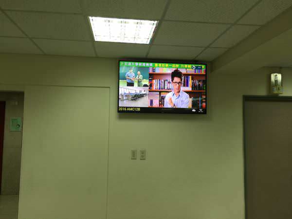 DDS廣告機架設在知名補習班牆壁，宣傳課程