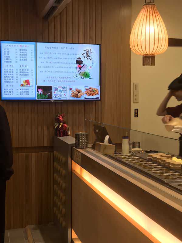 DDS廣告機架設在知名店面牆上，方便客人查看菜單與最新活動