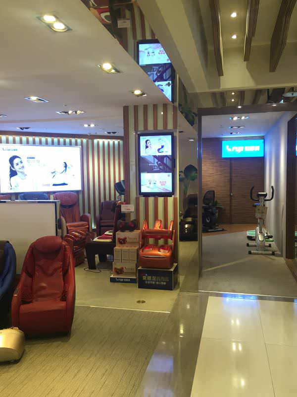 知名連鎖健身按摩器材店放置廣告機，宣傳產品訊息