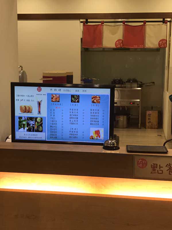 知名連鎖複合式飲料店在櫃台架設廣告機連接螢幕，顯示菜單給客戶看，更新菜單不費力