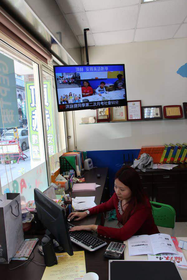 DDS廣告機架設在知名補習班櫃台後方，等候的家長或學生可以知道最新公告